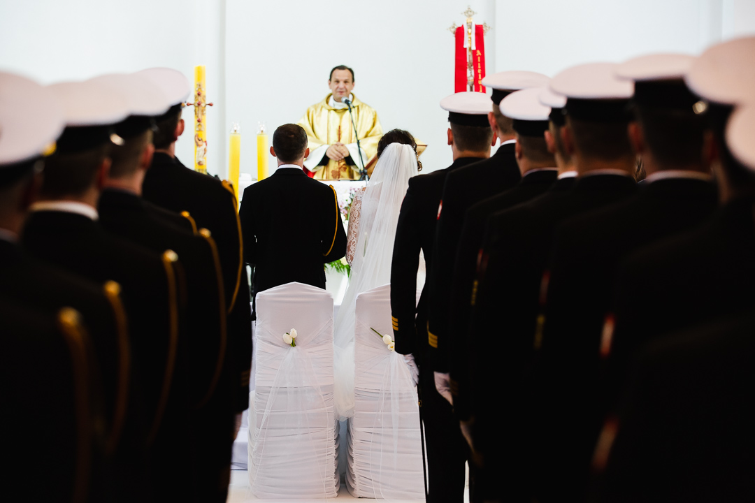 asysta honorowa marynarki wojennej w kościele