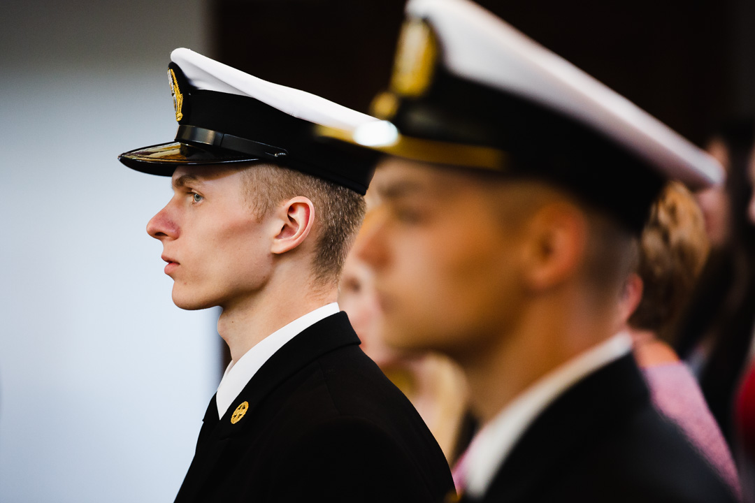 asysta honorowa marynarki wojennej w kościele